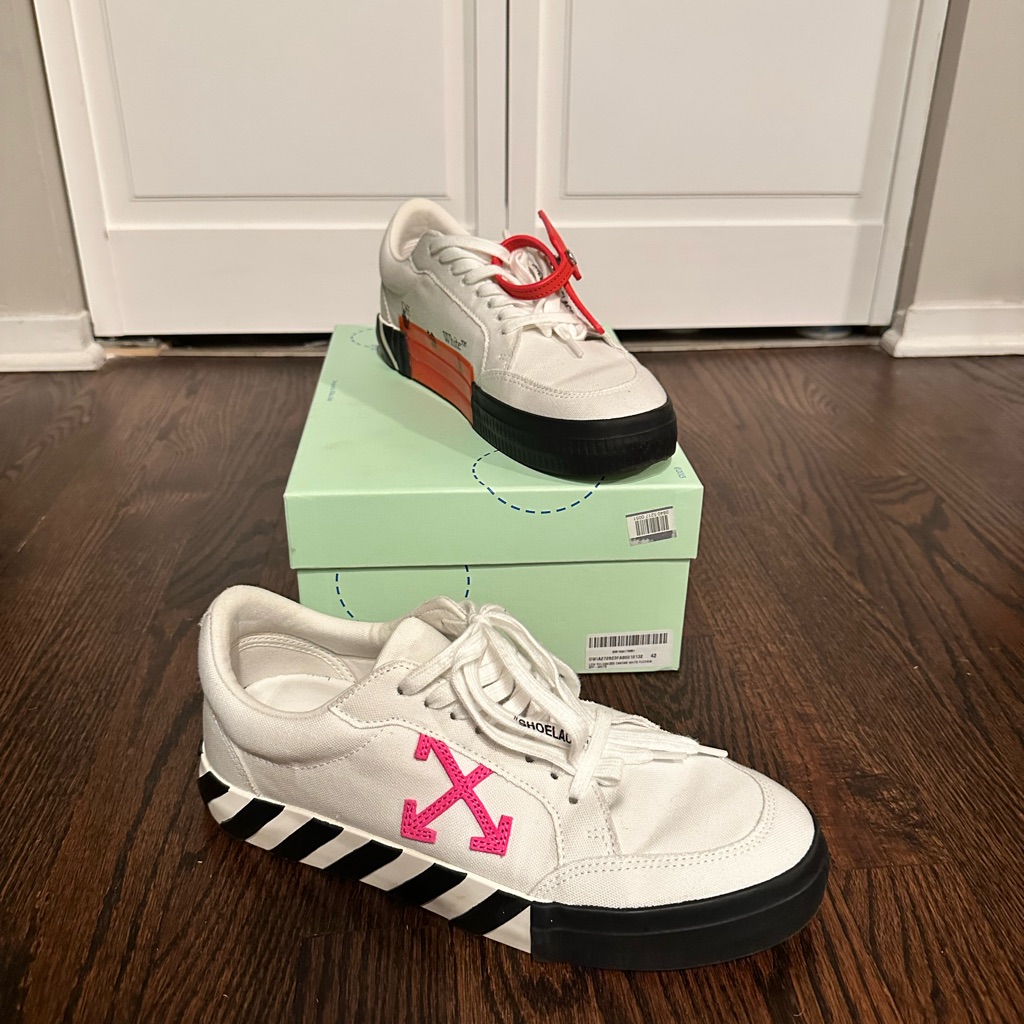 Off-White Sneakers With Pink Arrow And Black Stripes